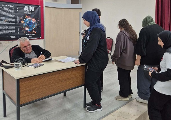 Ünal AN Kitabını Şehit Yüksel Alçın Anadolu İmamhatip Lisesi Öğrencilerine İmzaladı