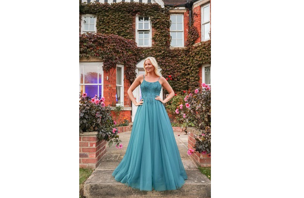 Butikler İçin Karlı Yatırım: Toptan Abiye Fırsatları